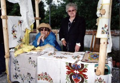 Barbara Czerwińska i Krystyna Taciak - hafciarki