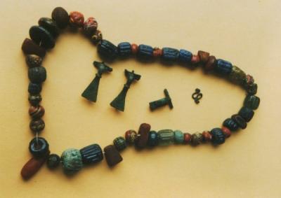 Kolia paciorków szklanych i bursztynowych oraz zapinki i klamerka z okresu wpływów rzymskich, odnalezione w Grzybnicy 